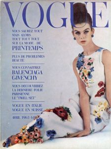 Robe et bijoux Christian Dior, coiffure Alexandre. Mannequin Jean Shrimpton